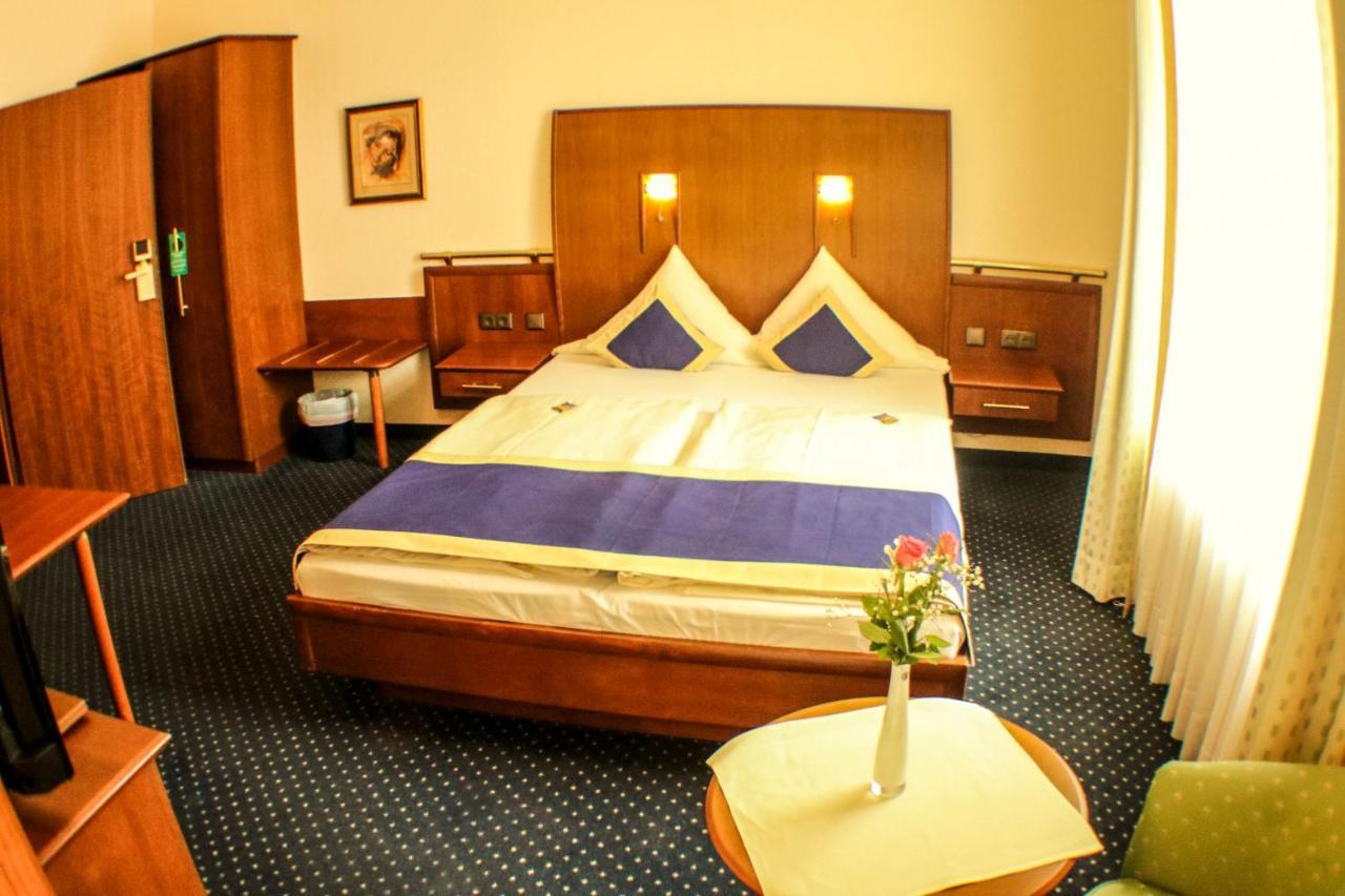 Zimmer mit Kingsize-Bett